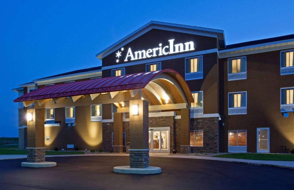 HartfordにあるAmericInn by Wyndham Hartford SDのアメリカの宿を読む看板のあるホテル