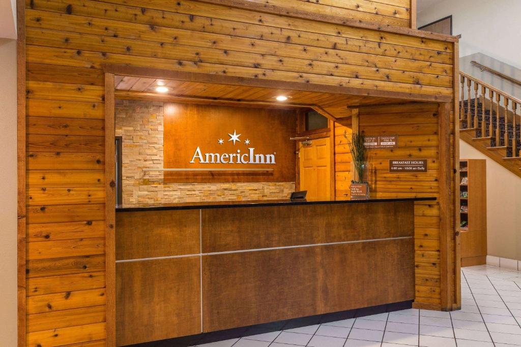 eine Lobby mit einem Amazonazon-Schild an einer Holzwand in der Unterkunft AmericInn by Wyndham Boscobel in Boscobel