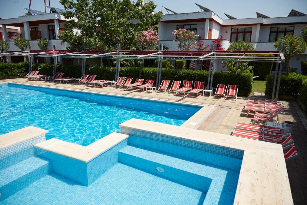 Bazén v ubytování Hotel Residence Key Club nebo v jeho okolí