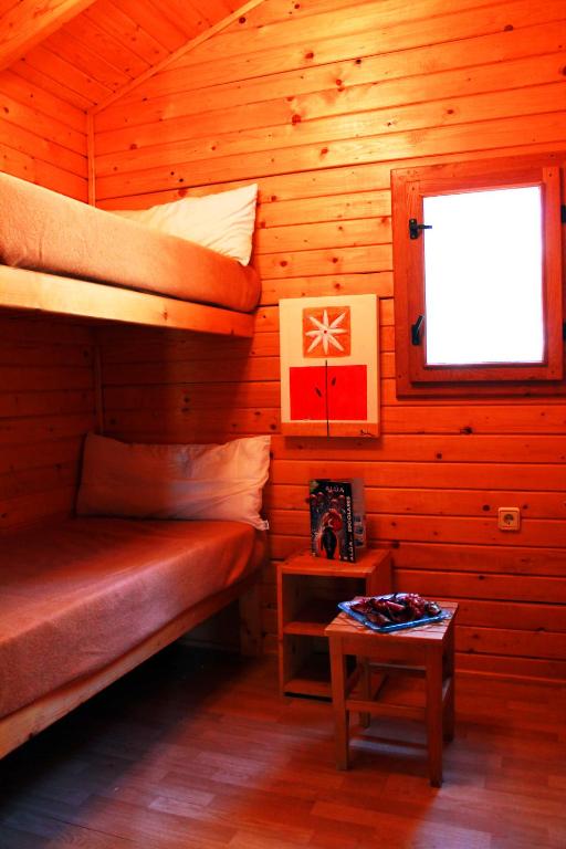 Postel nebo postele na pokoji v ubytování CENTRO DE OCIO ALÚA Bungalows Camping Rafting Benamejí