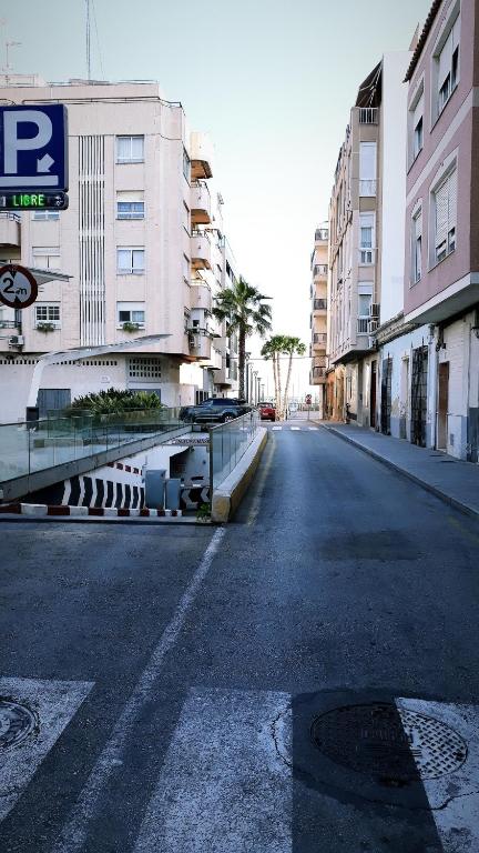 pusta ulica w mieście z wysokimi budynkami w obiekcie Apartamento Vacacional w mieście Torrevieja