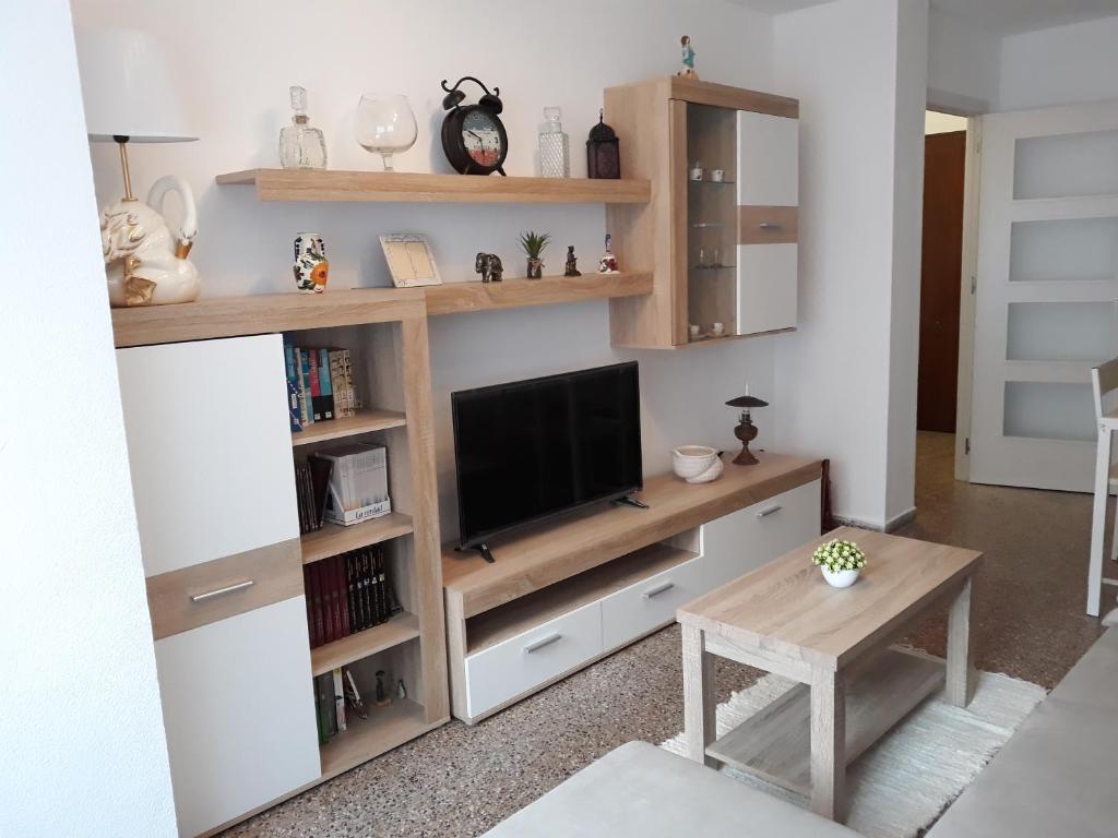 salon z telewizorem na półce w obiekcie Apartamento Vacacional w mieście Torrevieja