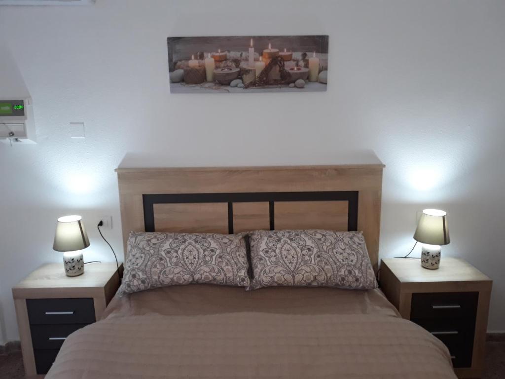 sypialnia z dużym łóżkiem z dwoma lampami na stołach w obiekcie Apartamento Vacacional w mieście Torrevieja