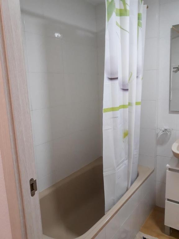 łazienka z zasłoną prysznicową i umywalką w obiekcie Apartamento Vacacional w mieście Torrevieja
