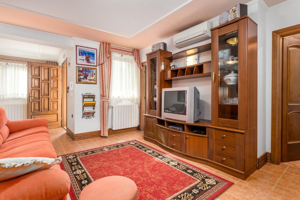 Televízia a/alebo spoločenská miestnosť v ubytovaní Apartment Noa Opatija