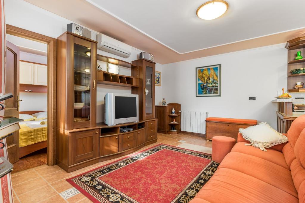 Televízia a/alebo spoločenská miestnosť v ubytovaní Apartment Noa Opatija