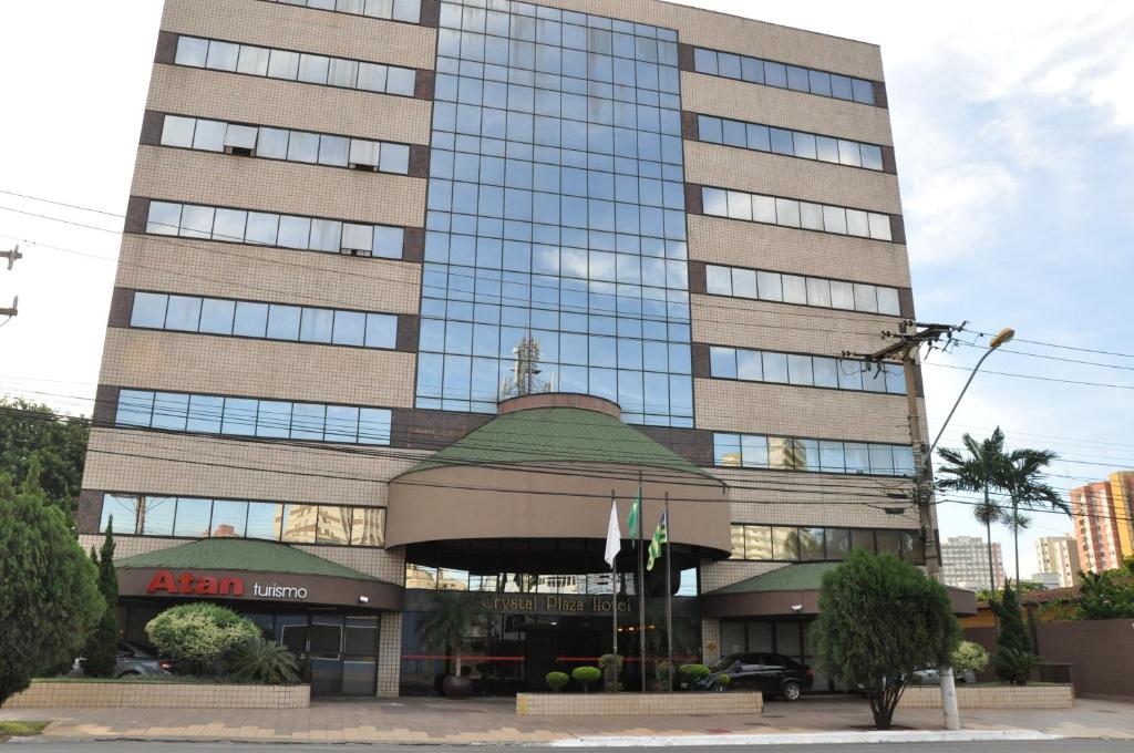 a tall building with an aar building at Crystal Plaza Hotel in Goiânia