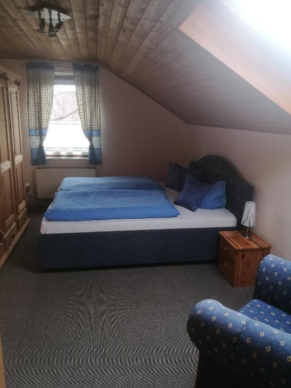 Postel nebo postele na pokoji v ubytování Elbhangzimmer Dresden