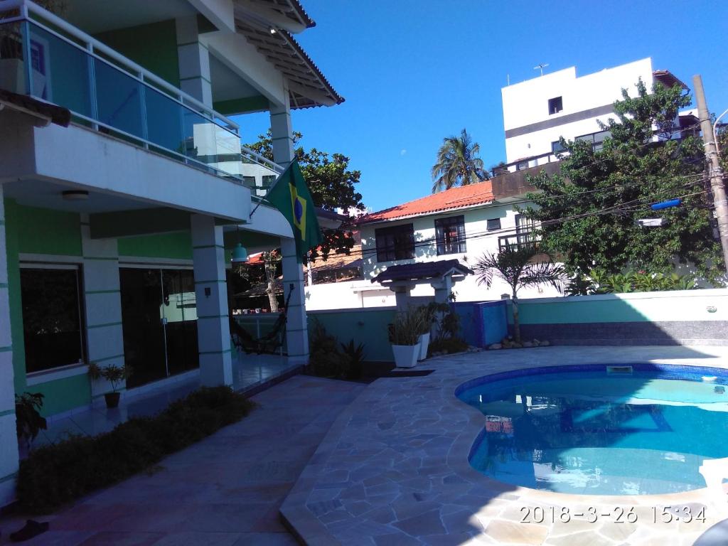 uma piscina em frente a um edifício em Loft beira-mar Piratininga Niterói RJ em Niterói