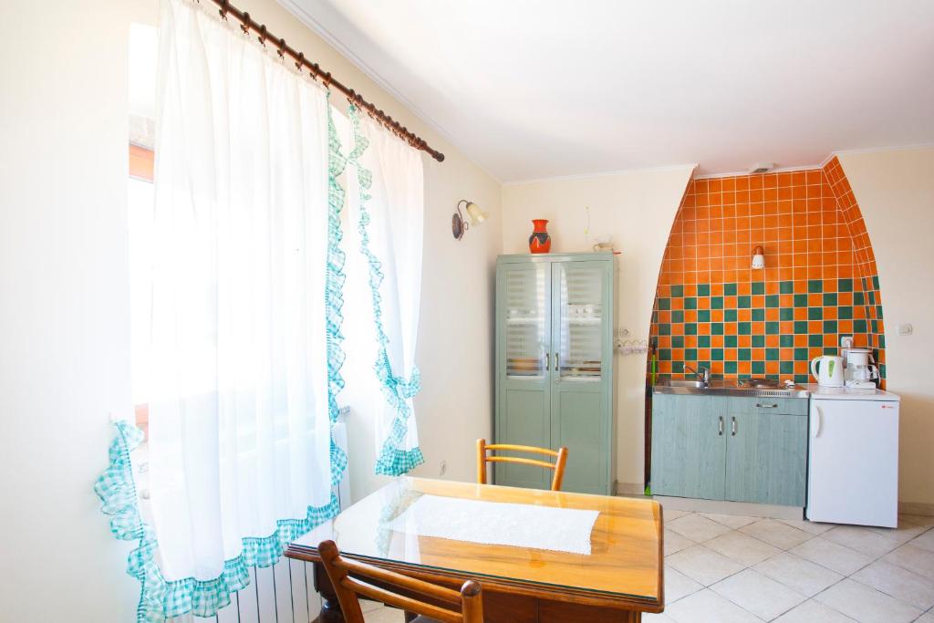 Kuchyň nebo kuchyňský kout v ubytování Apartments Villa Kastav in Old town center with sea view and parking