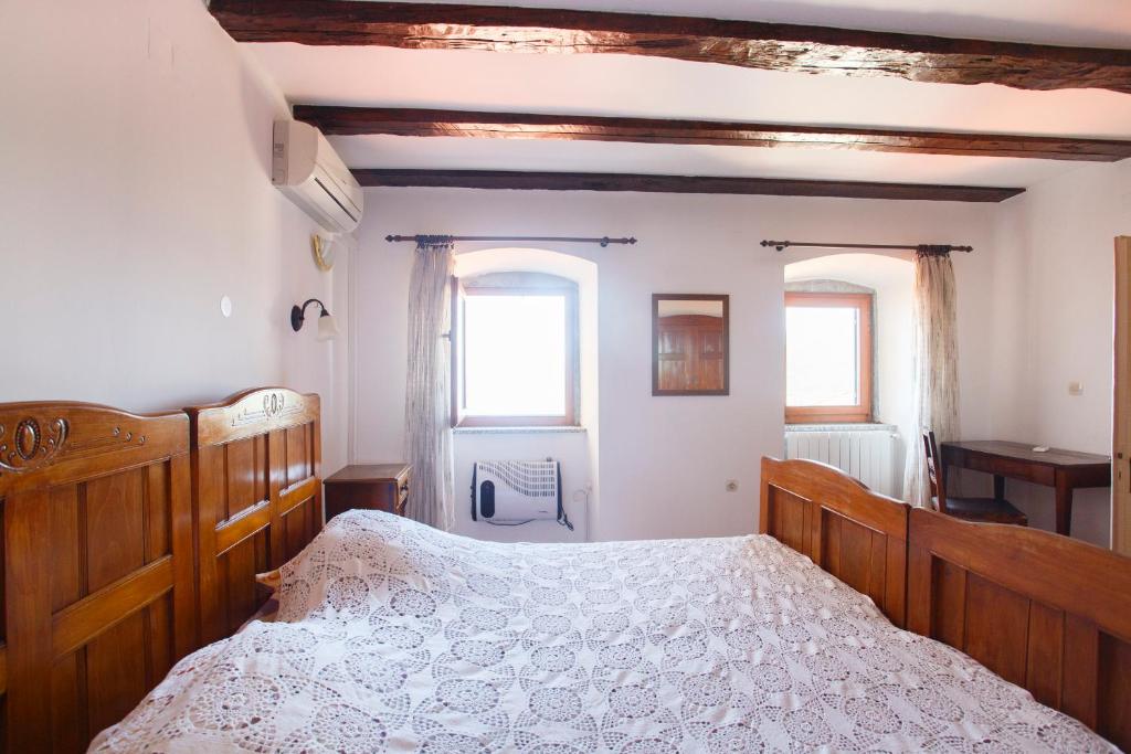 Postel nebo postele na pokoji v ubytování Apartments Villa Kastav in Old town center with sea view and parking