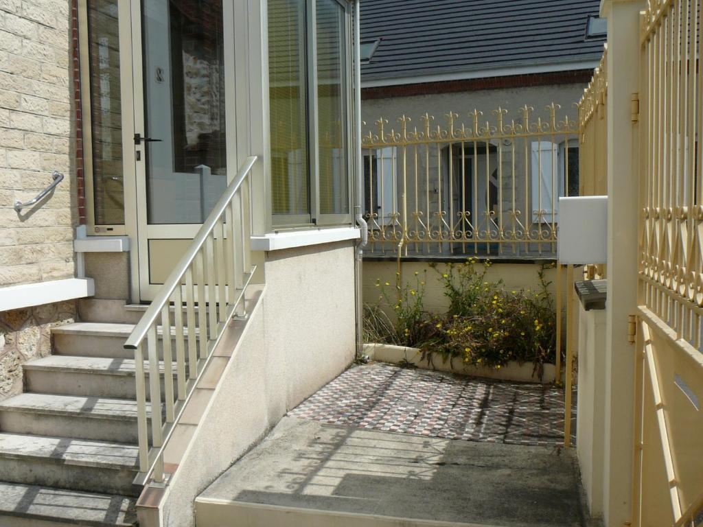 uma escada que leva a uma porta de uma casa em L Hote Saison em Conflans-sur-Seine
