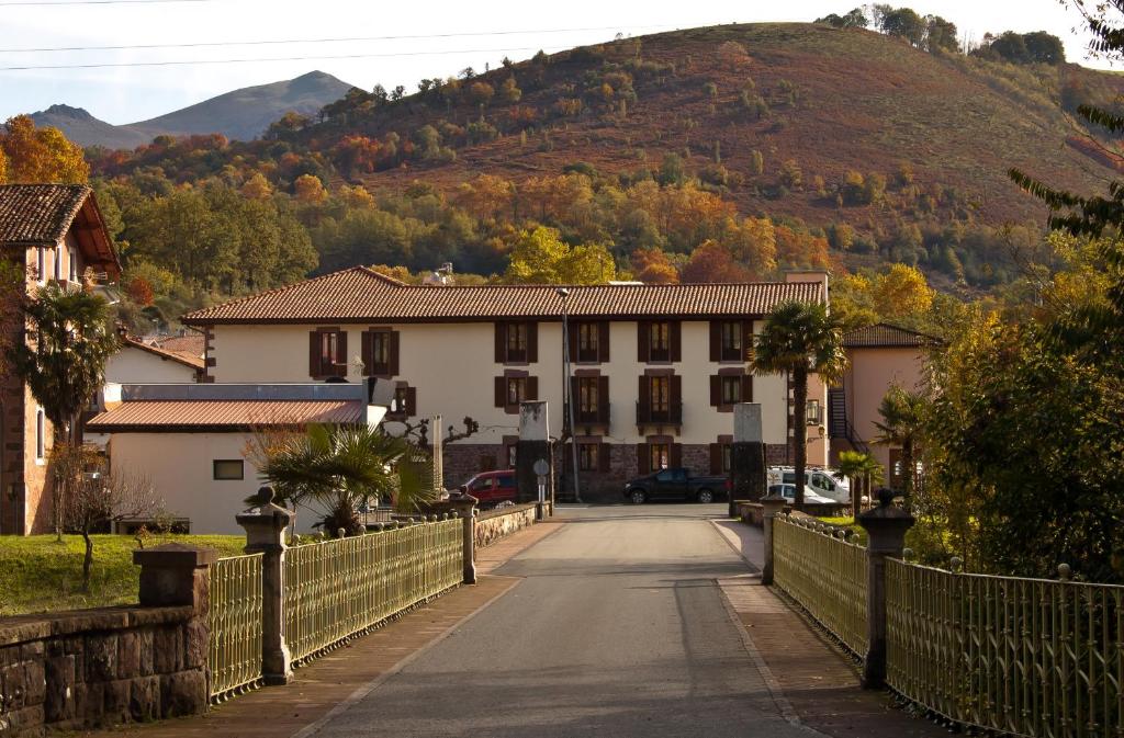 Nespecifikovaný výhled na hory nebo výhled na hory při pohledu z hotelu