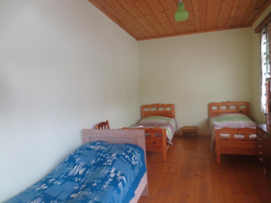 Postel nebo postele na pokoji v ubytování irma beso & aleko khergianis guesthouse