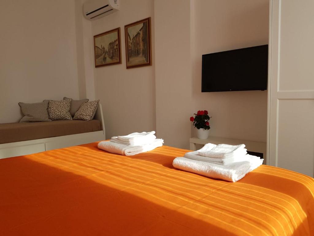 - une chambre avec un lit et 2 serviettes dans l'établissement AREA 14 NAVIGLI HOME, à Milan