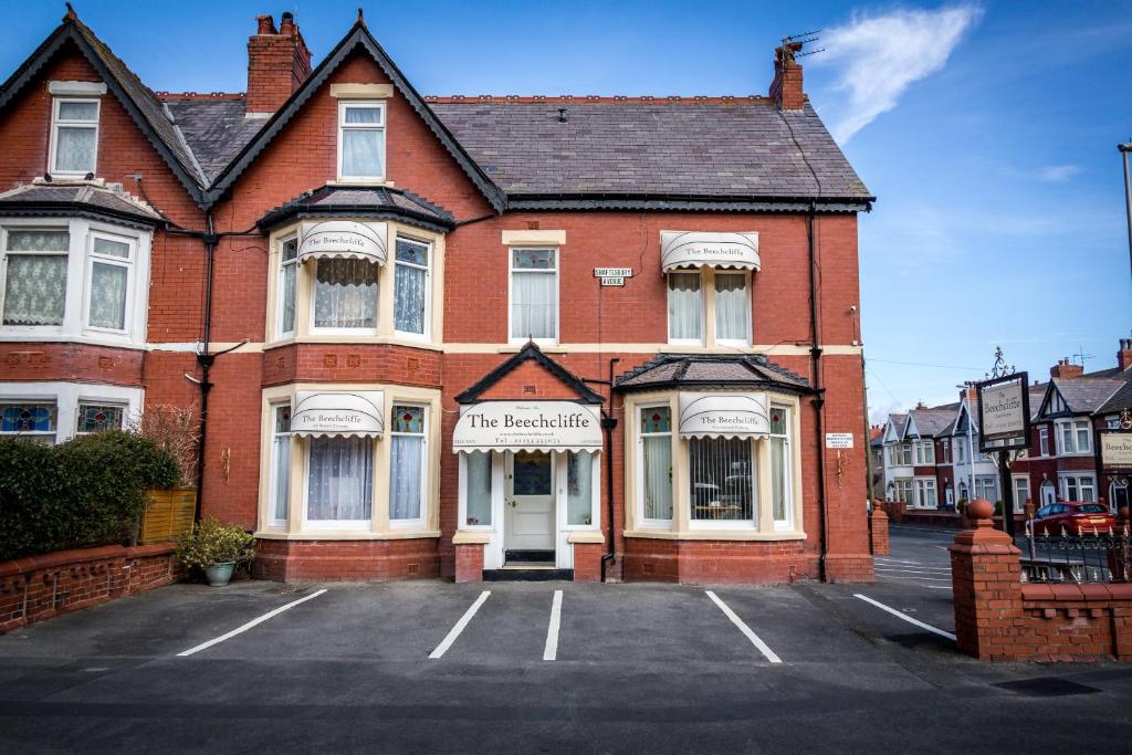 um grande edifício de tijolos vermelhos com uma loja em The Beechcliffe Hotel - Over 35's Only em Blackpool