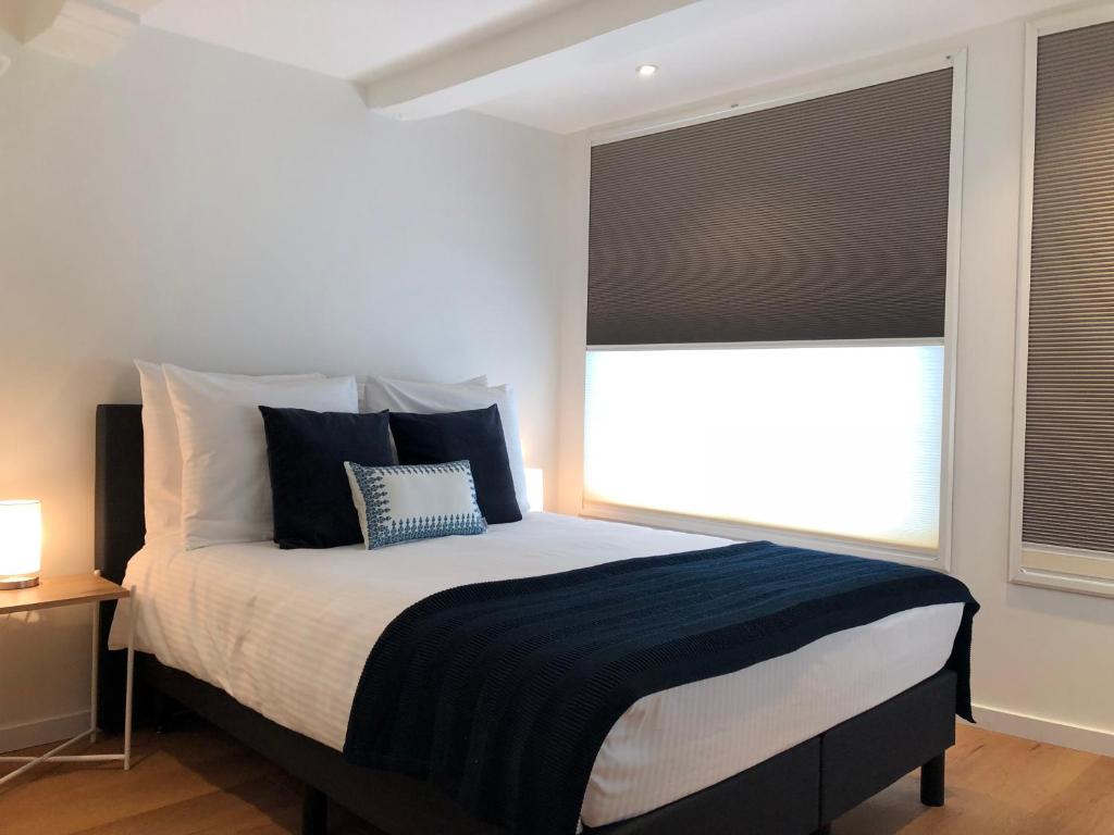Un dormitorio con una cama grande y una ventana. en PH93 Amsterdam Central, en Ámsterdam