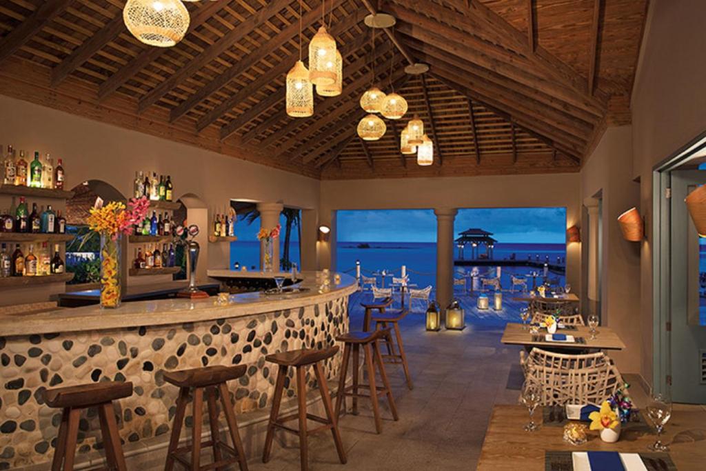 Lounge nebo bar v ubytování Zoetry Montego Bay