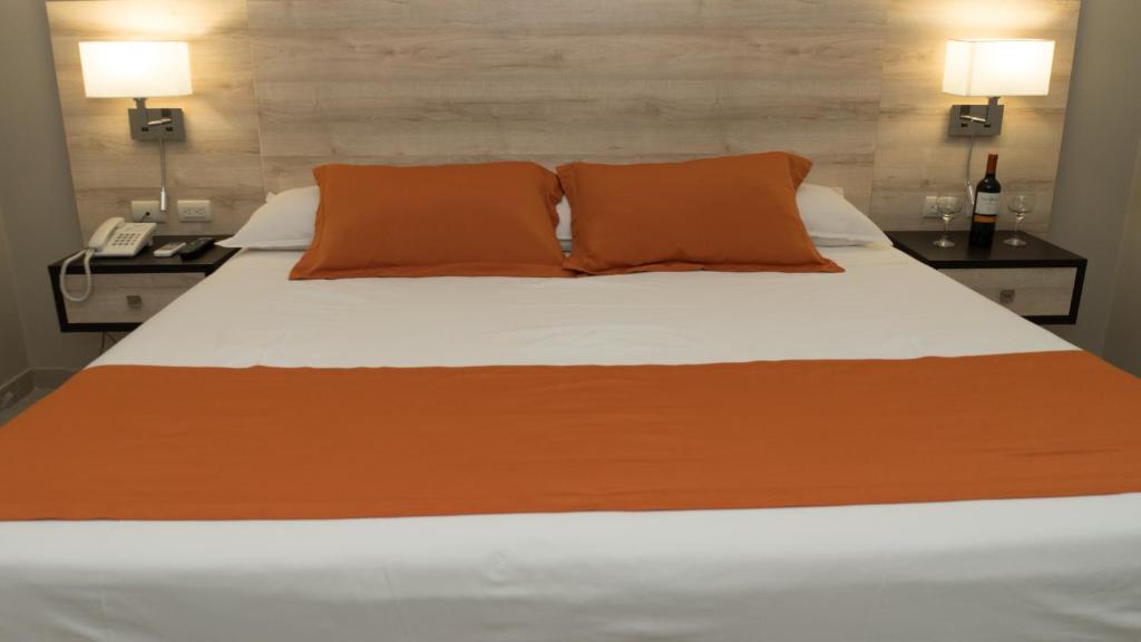 Postel nebo postele na pokoji v ubytování Hotel Los Almendros