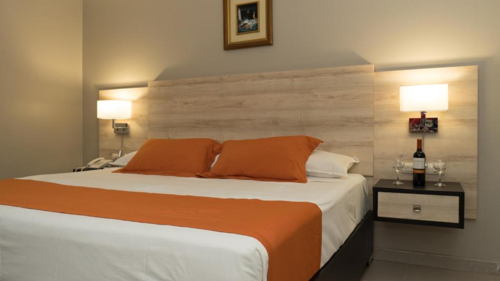 Postel nebo postele na pokoji v ubytování Hotel Los Almendros