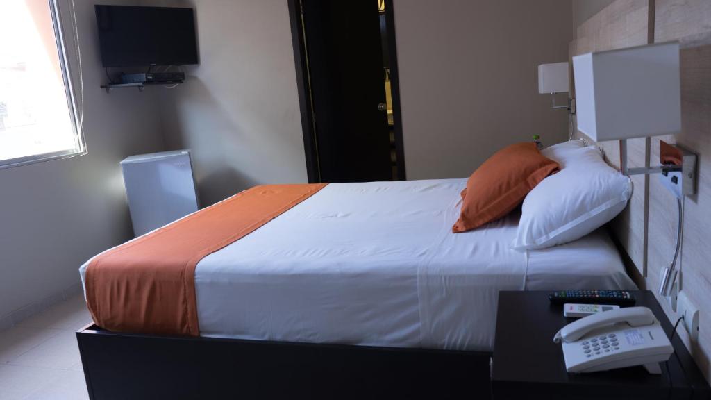 Postel nebo postele na pokoji v ubytování Hotel Los Almendros