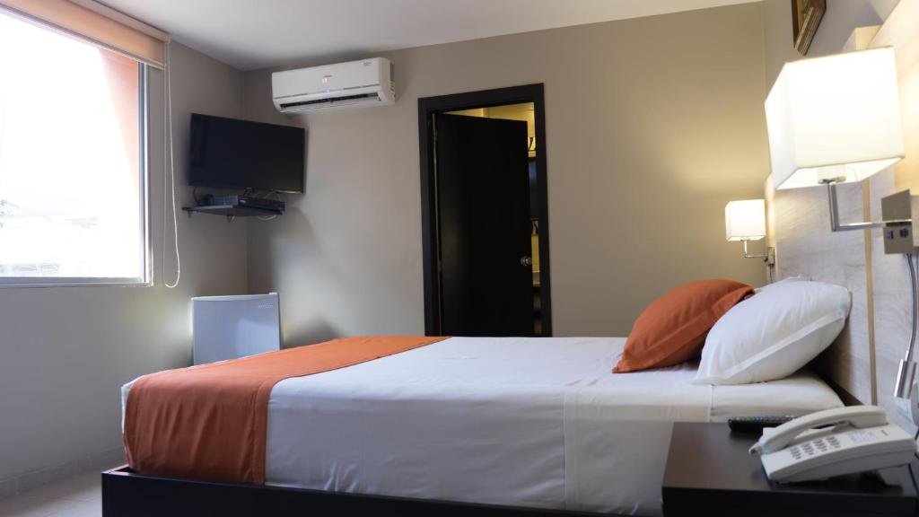 Postel nebo postele na pokoji v ubytování Hotel Los Almendros