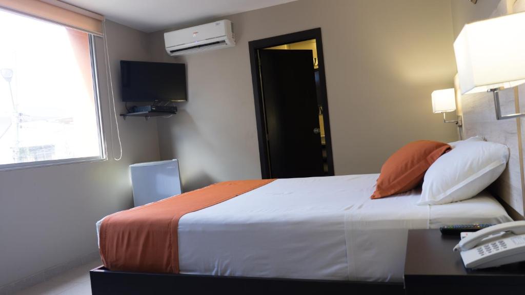 Postel nebo postele na pokoji v ubytování Hotel Los Almendros