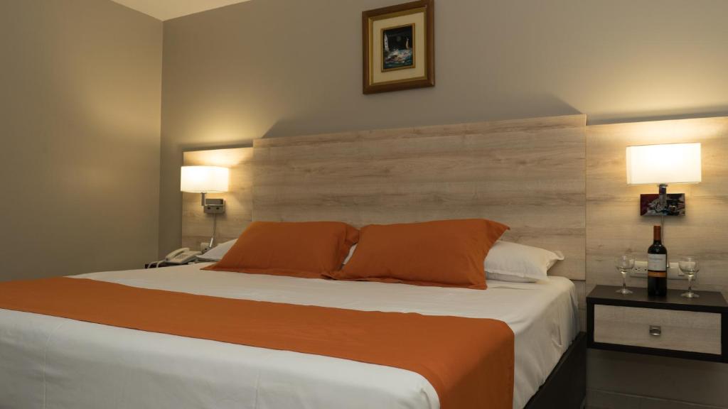 Postel nebo postele na pokoji v ubytování Hotel Los Almendros