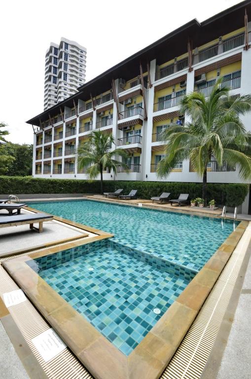 Bazén v ubytování Sakorn Residence and Hotel nebo v jeho okolí