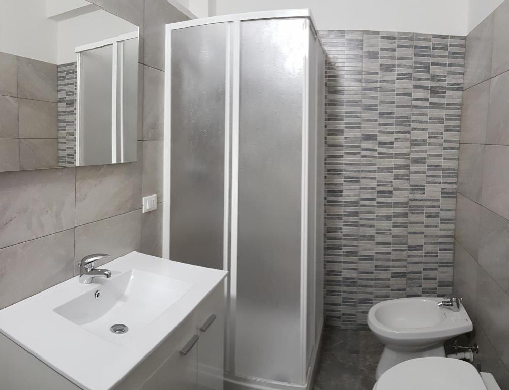 トラーパニにあるLa Corte del Mediterraneoのバスルーム(シャワー、洗面台、トイレ付)