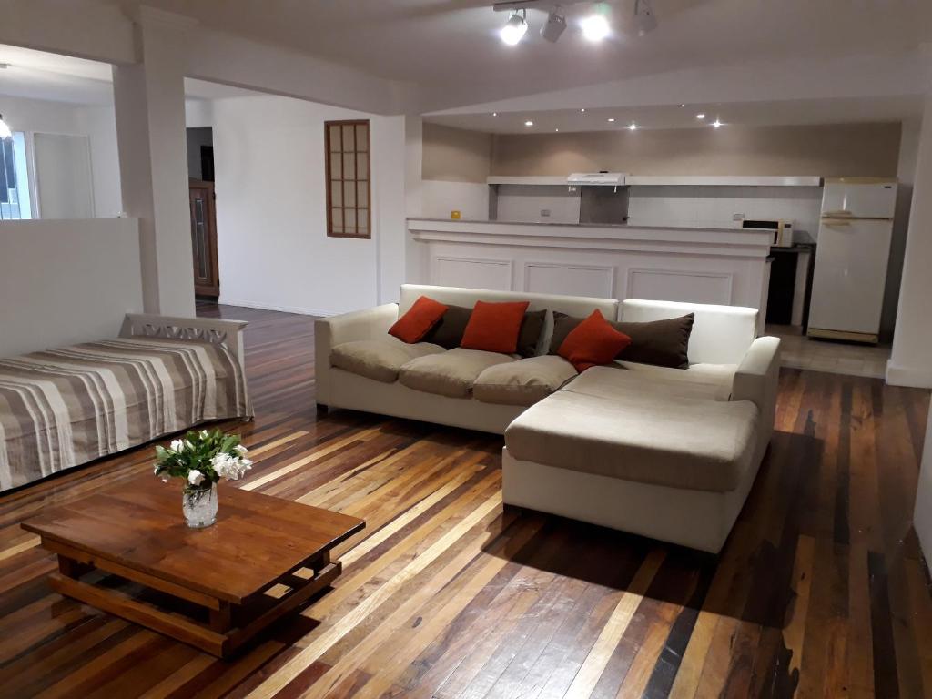 uma sala de estar com um sofá e uma mesa de centro em Loft desing em Paraná
