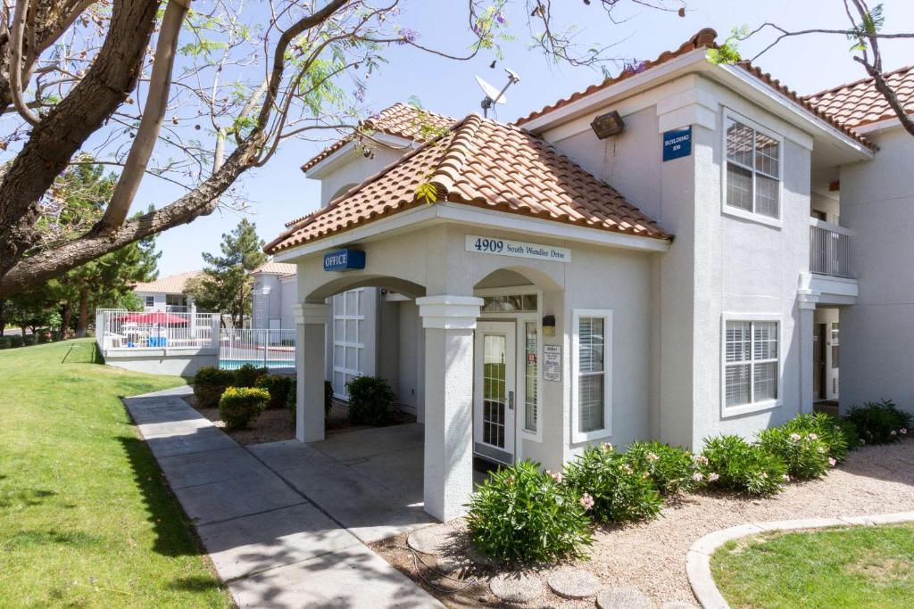 uma casa branca com um gazebo em Studio 6-Tempe, AZ em Tempe