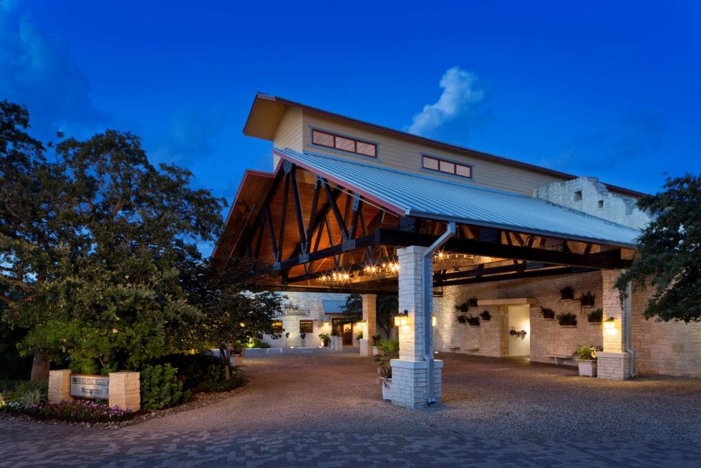 un edificio con tende da sole sul lato di un edificio di Hyatt Vacation Club at Wild Oak Ranch a San Antonio