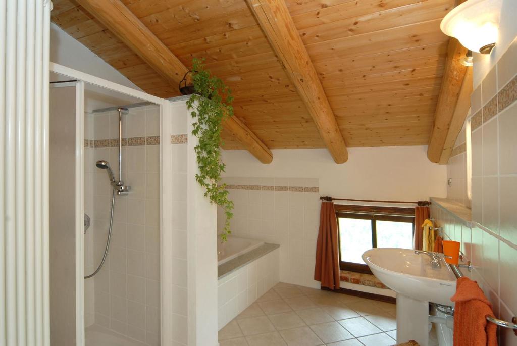 Koupelna v ubytování Agriturismo Sondrea