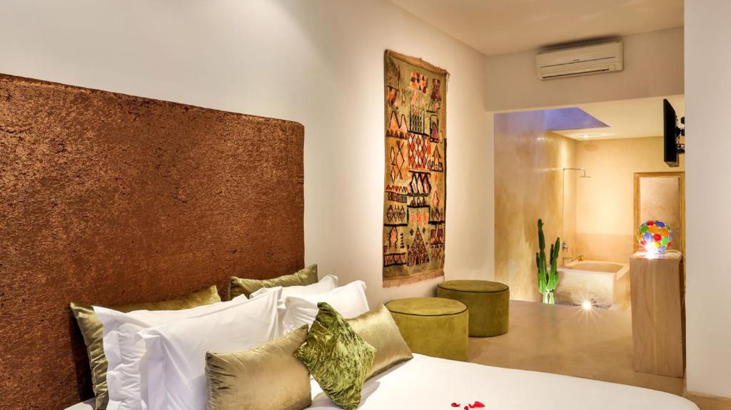 Postel nebo postele na pokoji v ubytování Ryad Marrakech