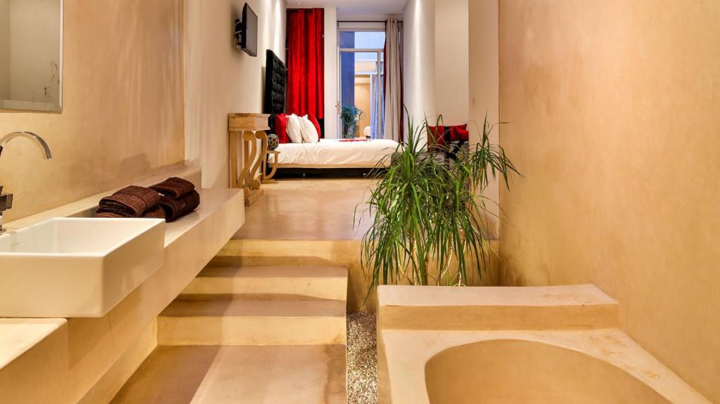 Postel nebo postele na pokoji v ubytování Ryad Marrakech