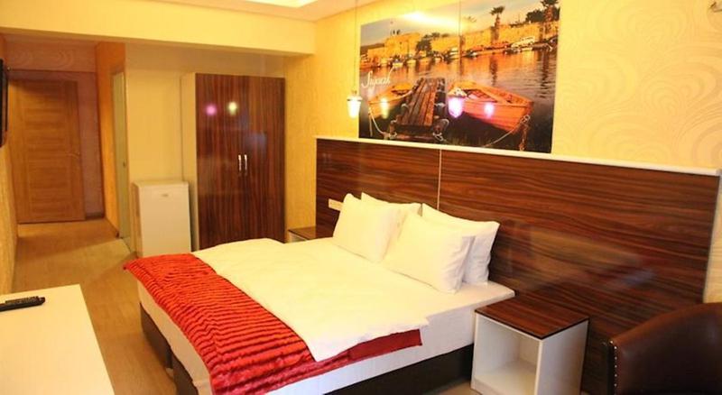1 dormitorio con 1 cama y una pintura en la pared en Lucid Hotel en İzmir