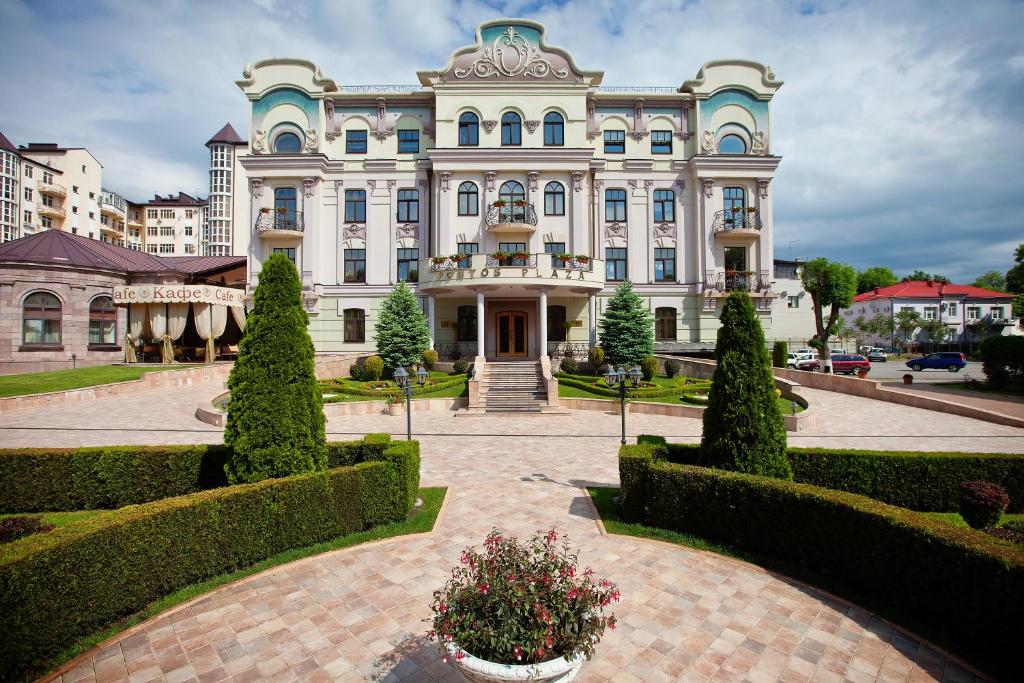 un grand bâtiment avec des buissons devant lui dans l'établissement Pontos Plaza Hotel, à Iessentouki