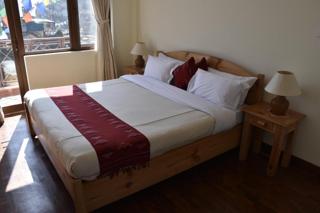 Postel nebo postele na pokoji v ubytování ROKPA Guest House