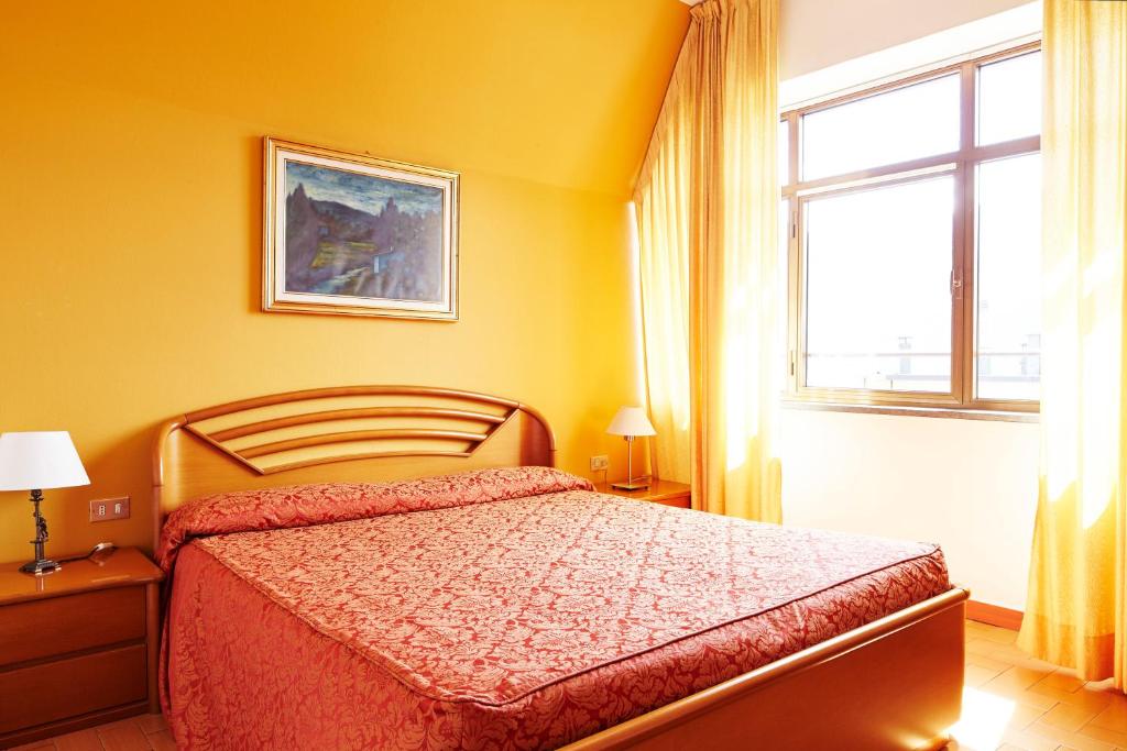 Postel nebo postele na pokoji v ubytování Hotel 2000