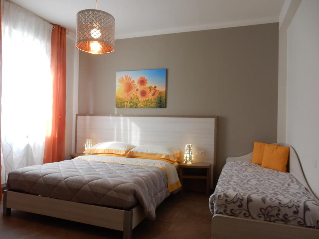 ein Schlafzimmer mit 2 Betten und einem Wandgemälde in der Unterkunft La Casa di Diana in Porto SantʼElpidio