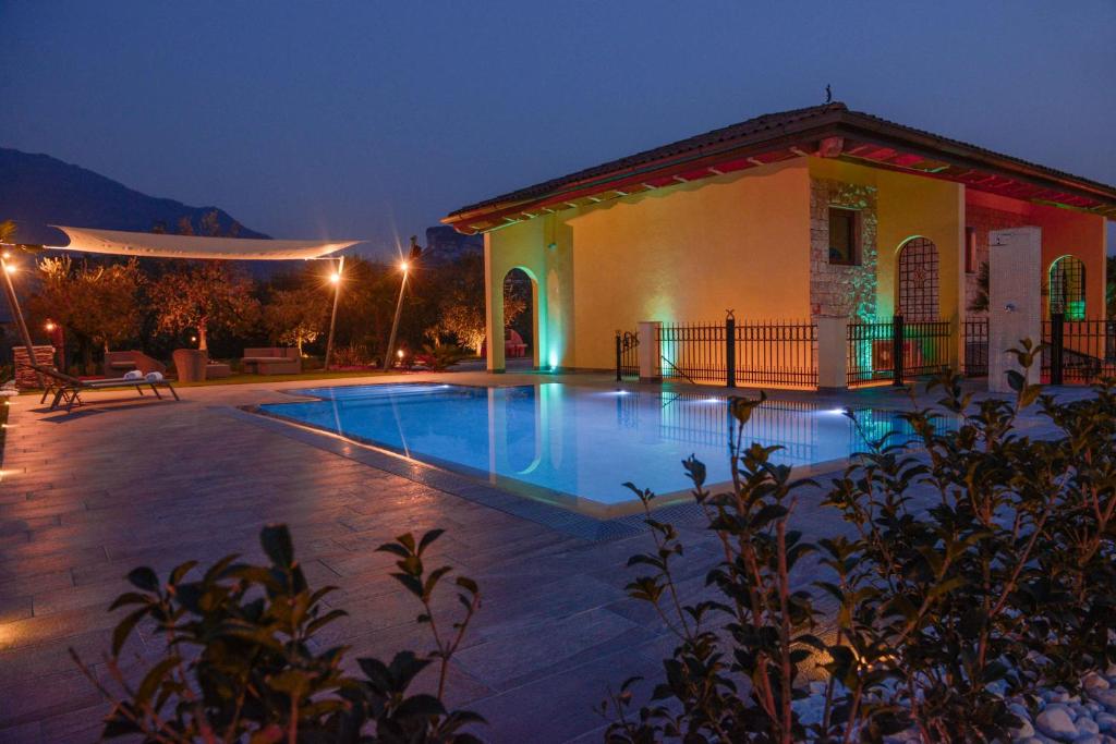 Villa con piscina por la noche en Villa Luxury House & Spa, en Riva del Garda