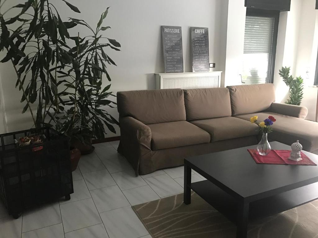 sala de estar con sofá y mesa de centro en Casa Tiziana, en Nápoles