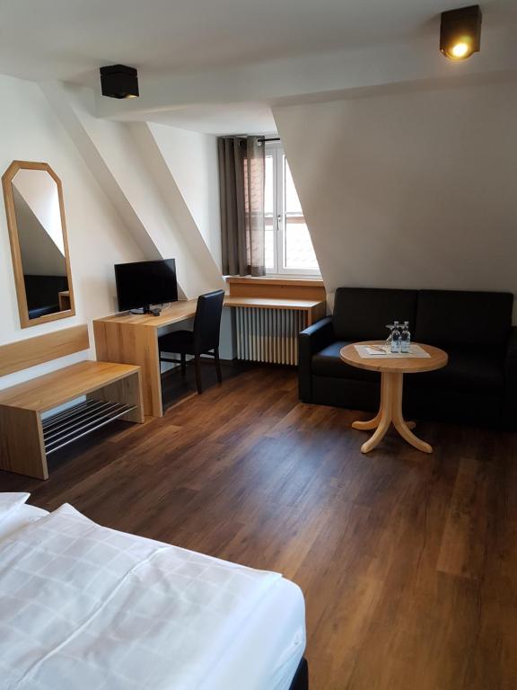 Postel nebo postele na pokoji v ubytování Hotel Gasthof Traubenbräu