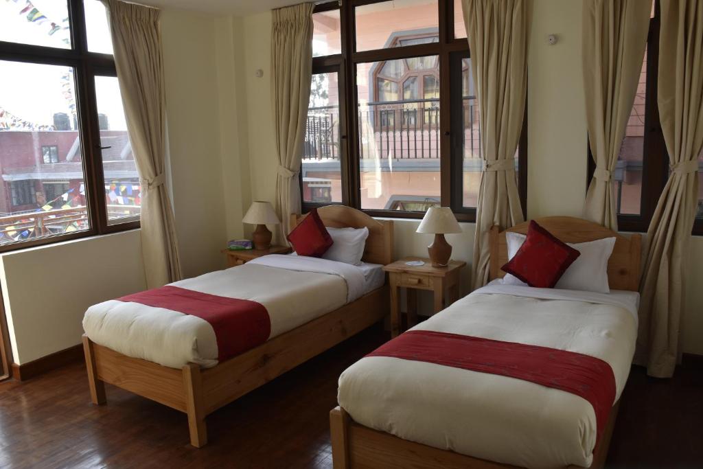 Postel nebo postele na pokoji v ubytování ROKPA Guest House