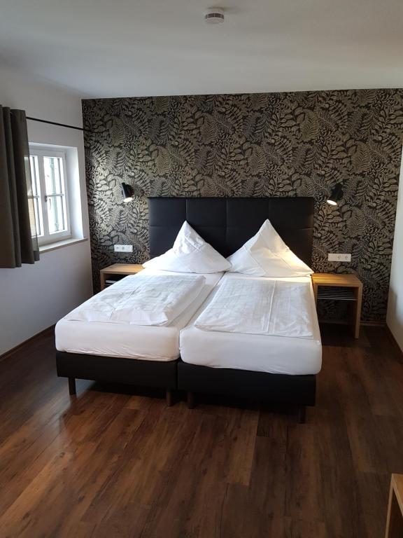 Postel nebo postele na pokoji v ubytování Hotel Gasthof Traubenbräu