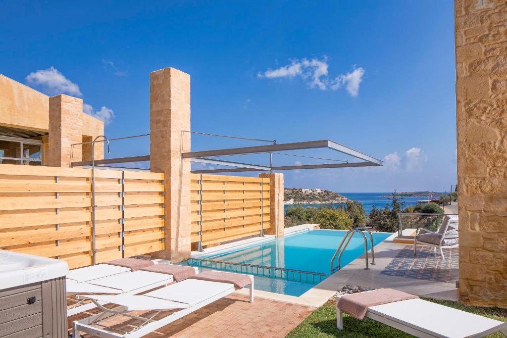 Bazén v ubytovaní Olea Villas - Infinity Pool, Hot Tub, Sea Views alebo v jeho blízkosti