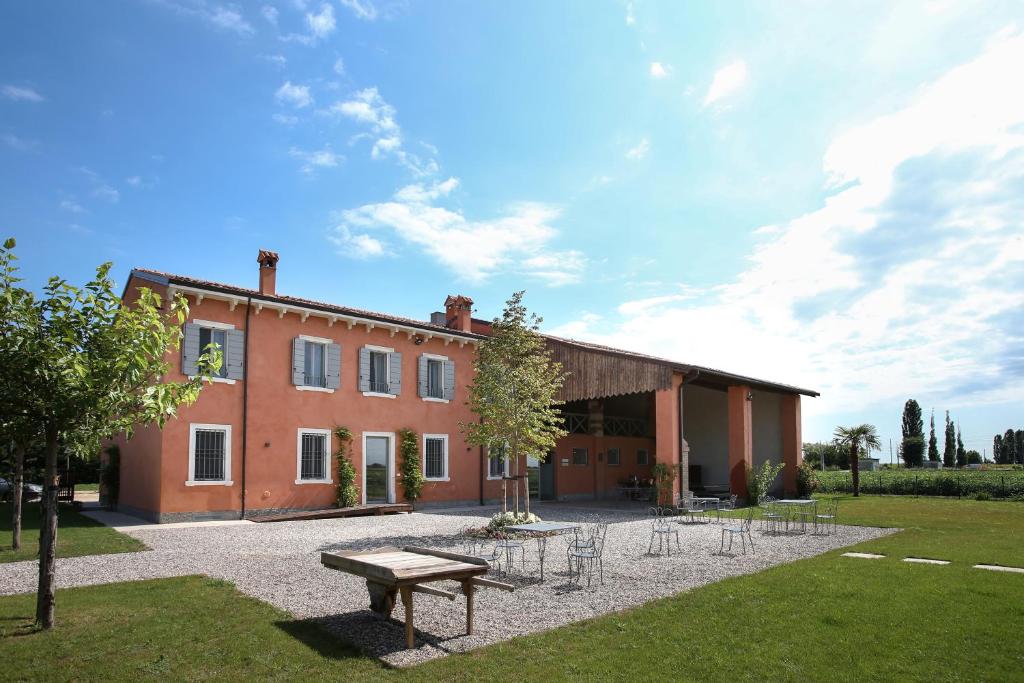 a building with a picnic table in front of it at Corte Reginella in Roverbella