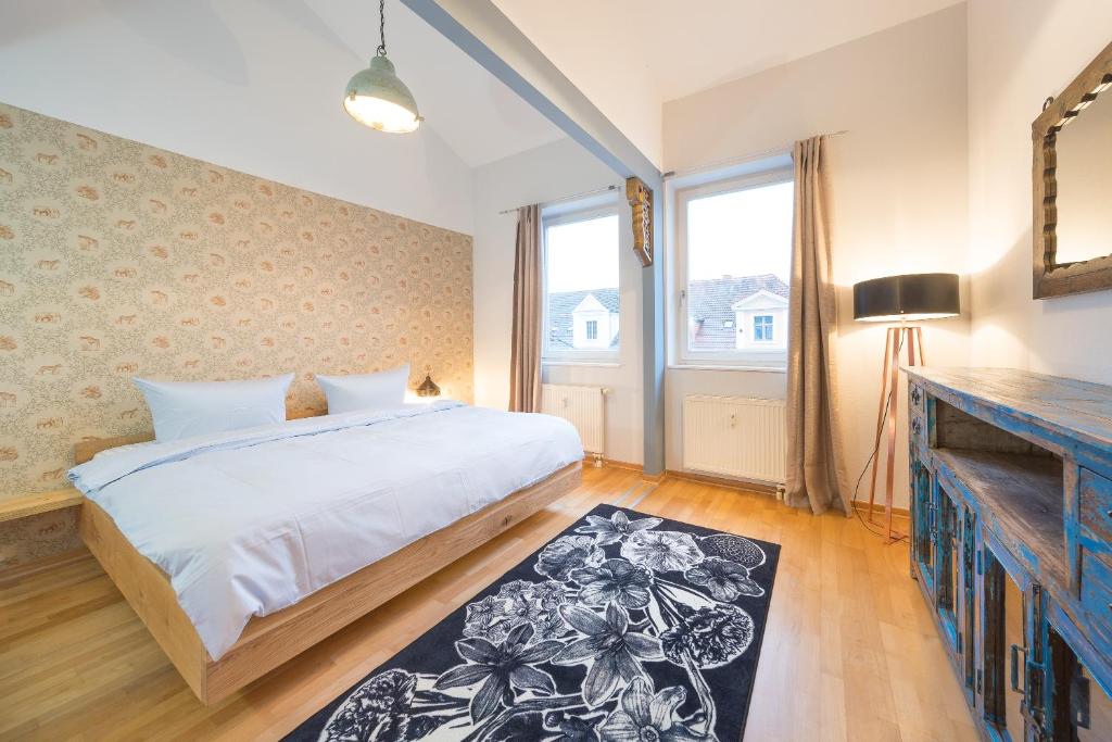 ein Schlafzimmer mit einem Bett und einem großen Fenster in der Unterkunft Design Apartments - "Potsdam City" 19 in Potsdam