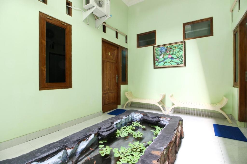 TV a/nebo společenská místnost v ubytování RedDoorz Plus near Taman Sari